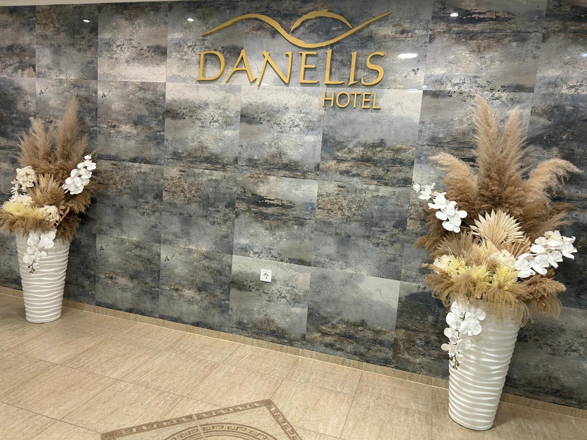 Danelis Hotel Edeleny Экстерьер фото